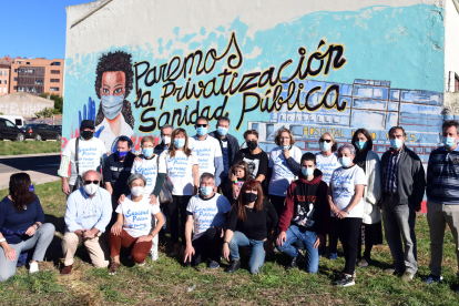 La Plataforma por la Sanidad Pública elabora un mural reivindicativo en Fuentecillas. SANTI OTERO