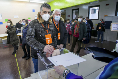 El vicealcalde de Burgos, Vicente Marañón, vota en su colegio electoral acompañado de José Ignacio Delgado. TOMÁS ALONSO
