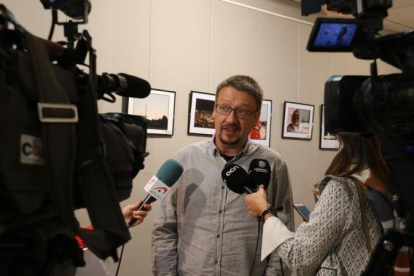Xavier Domènech atiende a los medios de comunicación en Reus.-ACN / SÍLVIA JARDÍ