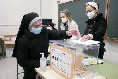 Una religiosa vota en su colegio electoral. TOMÁS ALONSO