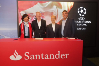 Ana Botín, presidenta del Banco Santander, junto con Guy-Laurent, director de márketing de UEFA Events, Rami Aboukhair, de Santander España, y Ronaldo Nazario.-HARA FOTOGRAFO