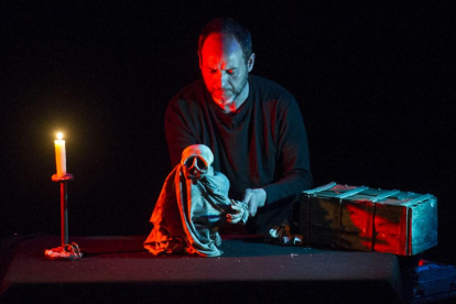 El escenario del Teatro Principal trazó ayer un recorrido por la línea de la vida con ‘Paria’, de Javier Aranda.-ISRAEL L. MURILLO