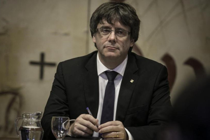 Carles Puigdemont durante una reunión de Govern.-JOAN CORTADELLAS