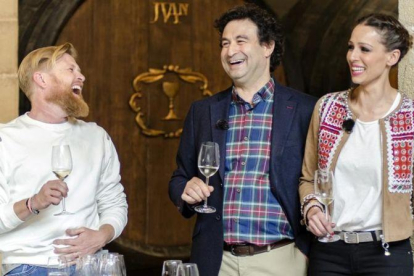 El chef Pepe Rodríguez (en el centro) y Eva González, jurado y presentadora del concurso gastronómico de TVE-1 'Masterchef'.-LUCIANO RODRIGUEZ
