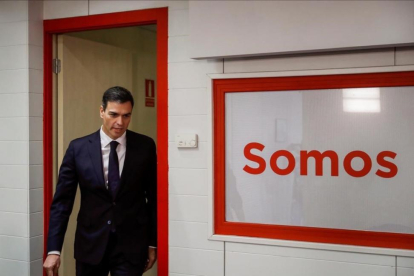 Pedro Sánchez comparece el pasado martes en la sede del PSOE, tras reunirse con Mariano Rajoy.-/ PERIODICO (EFE / EMILIO NARANJO)