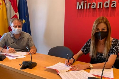 La alcaldesa de Miranda, Aitana Hernando, firma el convenio de colaboración con la Fundación Eusebio Sacristán. ECB