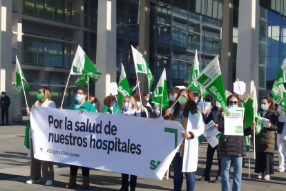Concentración de enfermeras convocada hoy por el sindicato Satse a las puertas del HUBU. 