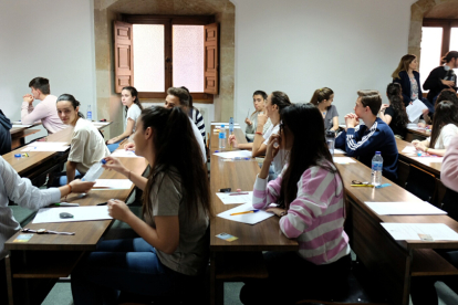 Alumnos en un aula en Burgos. RAÚL OCHOA
