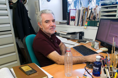 José Miguel Carretero, en su despacho del Laboratorio de Evolución Humana. TOMÁS ALONSO