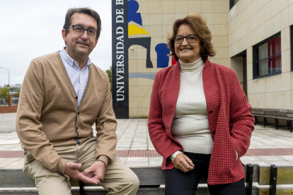 José Luis Cuesta y Simona Palacios frente a la Facultad de Humanidades. SANTI OTERO