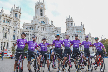 Los ocho corredores del Burgos BH que finalizaron La Vuelta posan en la madrileña Plaza de Cibeles. ALVARO GARCÍA