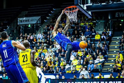 Gamble machaca el aro del Oldenburg. FIBA