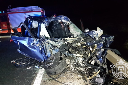 Imagen del vehículo implicado en el accidente en Fresneña. BOMBEROS DE BURGOS