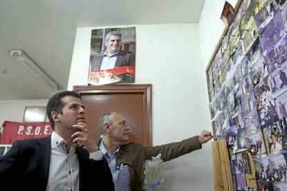 Tudanca, en Guardo, contempla unas fotografías bajo un póster de Villarubia, su rival en las primarias.-Ical