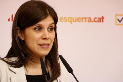 La portavoz de ERC, Marta Vilalta, en la rueda de prensa que ha dado este lunes en la sede del partido.-RAFA GARRIDO (ACN)