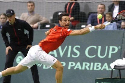 Roberto Bautista devuleve una bola a Franko Skugor.-EFE / ANTONIO BAT