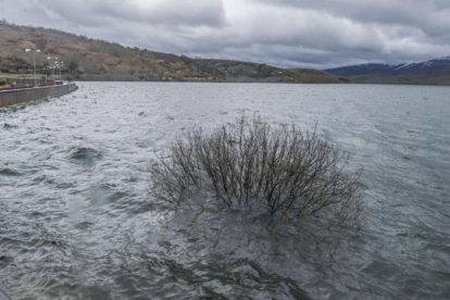 El embalse de Arlanzón se encontraba ayer ya repleto, al 100% de su capacidad.-I. L.M.