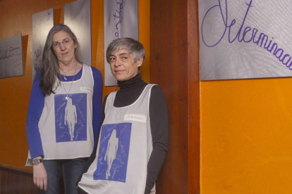 Sara Tapia (i.) y Flor Aldea, junto a una de las fotografías de la colección.-Israel L. Murillo