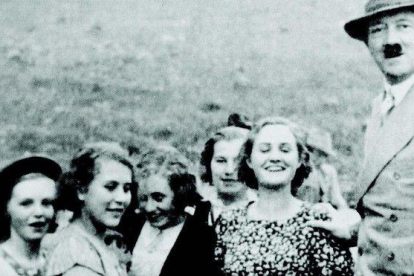 La familia Matthews y unas amigos, con Hitler en Berchtesgaden, en 1935, con quien se toparon casualmente mientras estaban de vacaciones en Alemania.-ÁTICO DE LOS LIBROS
