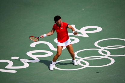 Carla Suárez devuelve una bola durante el partido de este martes contra la estadounidense Madison Keys-EFE / FERNANDO BIZERRA JR
