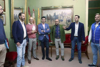El alcalde de Burgos, Daniel de la Rosa, y el concejal de Licencias, Daniel Garabito, se reunieron ayer con representantes de la Federación de Hostelería.-RAÚL G. OCHOA