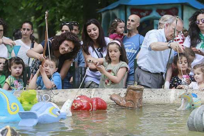 Un grupo de niños disfruta con El estanque de los pezcolores.-RAÚL G. OCHOA
