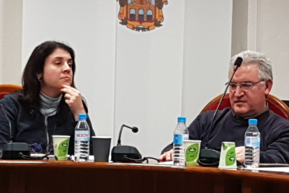 Mar Alcalde e Ildefonso Sanz, durante un pleno en Aranda. ECB