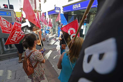Imagen de concentración de ayer frente a la sucursal del BBVA.-RAÚL G. OCHOA
