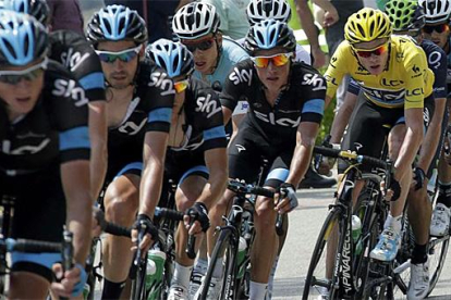 Imagen del Sky custodiando a Chris Froome durante el actual Tour de Francia.-