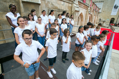 Niños y niñas de Aransbur interpretando el Himno a Burgos en lengua de signos. TOMÁS ALONSO