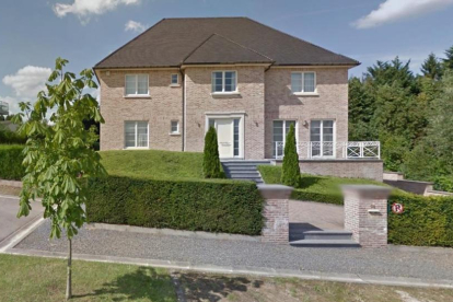 La casa a la que Carles Puigdemont se trasladaría, en Waterloo, según el diario LEcho.-EL PERIÓDICO