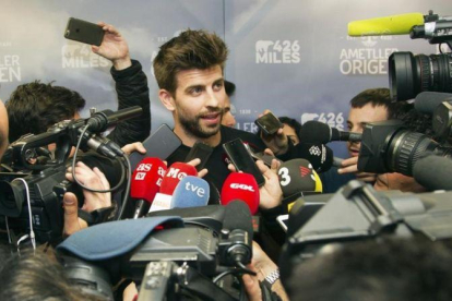 Gerard Piqué rodeado de medios de comunicación en un acto promocional.-EFE / MARTA PÉREZ