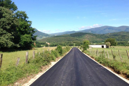 Aspecto que muestra ahora la carretera que comunica Anzo con Vallejo tras su reciente mejora.-ECB