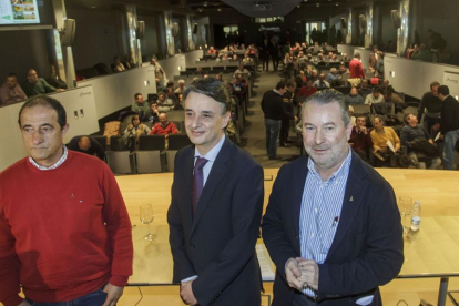 (De izq. a dcha.) Santiago Carretón, Donaciano Dujo y JorgeMorro Villacián, poco antes de la asamblea de ayer.-ICAL