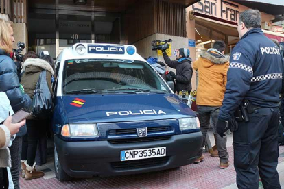 El furgón policial se colocó pegado al portal para que accedieran los detenidos.-L. VELÁZQUEZ