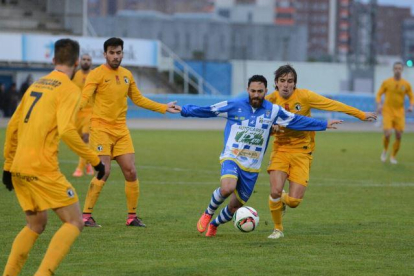 Nico trata de deshacerse de la presión de Prosi en el choque ante el Burgos CF.-ALBERTO CALVO