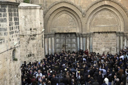Manifestantes congregados frente a las puertas cerradas de la iglesia del Santo Sepulcro, este martes, 27 de febrero.-AP / MAHMOUD ILLEAN