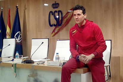 Juan Carlos Higuero posa antes de su comparecencia junto a sus medallas más importantes.-