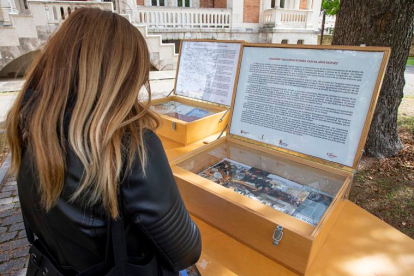 Una joven observa uno de los maletones que forman parte de la exposición sobre las Glosas Silenses. SANTI OTERO