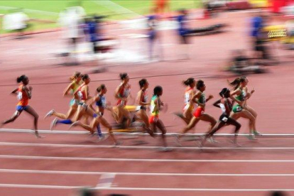 Atletas en acción en el estadio Khalifa de Doha en el Mundial.-ALI HAIDER (EFE)