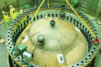 Trabajadores de la central desarrollan labores técnicas en el reactor.-ECB