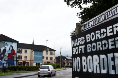 Un cartel en Londonderry, ciudad fronteriza de Irlanda del Norte, con la consigna: Frontera dura, frontera blanda, sin frontera.-/ CLODAGH KILCOYNE (REUTERS)