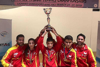 Daniel Berzosa, en el centro, posa con el resto del equipo español.-