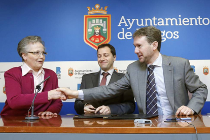 Sor Purificación Ruiz, el gerente de la institución, Javier Arellano y el alcalde tras la firma del convenio.-RAÚL G. OCHOA