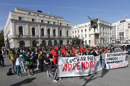 Los manifestantes salieron de la Plaza del Mío Cid.-RAUL G. OCHOA