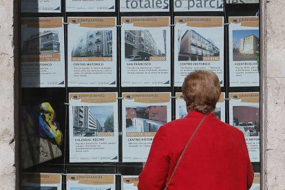 Los carteles con viviendas en oferta han vuelto a los escaparates de las inmobiliarias burgalesas.-RAÚL OCHOA