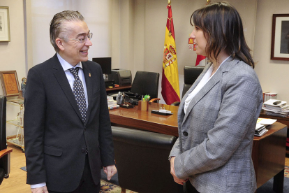 El delegado regional en Burgos y la alcaldesa de Tardajos. I. L. M.