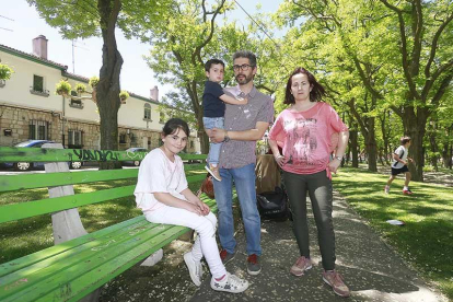 Ángeles y Jorge posan en el parque de La Nevera con sus hijos.-RAÚL G. OCHOA