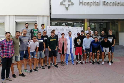 La plantilla del Burgos CF posa con los responsables del Hospital Recoletas-BCF