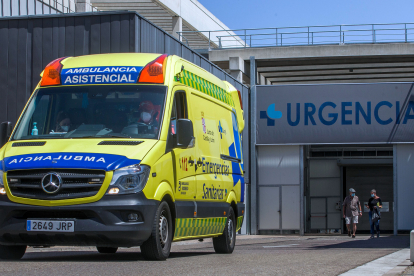 Una ambulancia a la puerta del servicio de Urgencias del HUBU. TOMÁS ALONSO